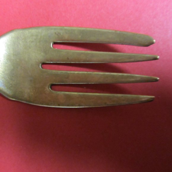 EARLY 1900'S SHEFFIELD PLATE COLD MEAT FORK W/GOLD TONE & ETCH OF HEART & FLOWER - Picture 6 of 9